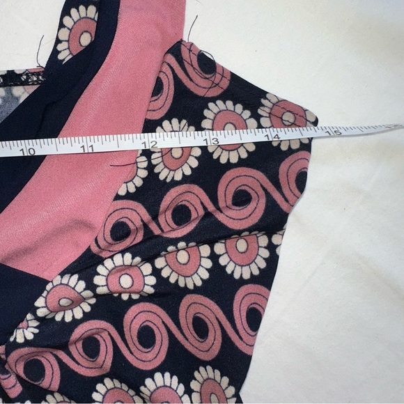 Pink floral babydoll top with ring at the neck size medium - Picture 2 of 4